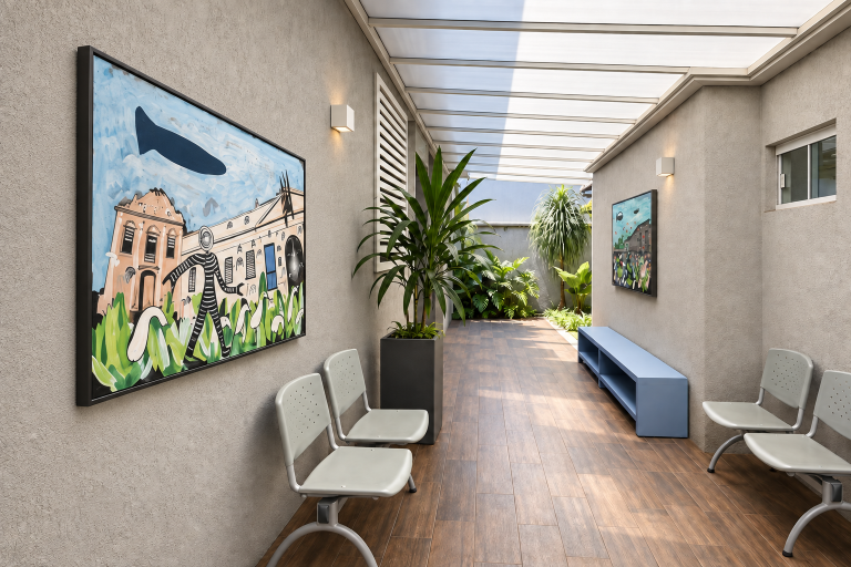 Sala de espera externa da Emana com obra de Pitágoras Lopes