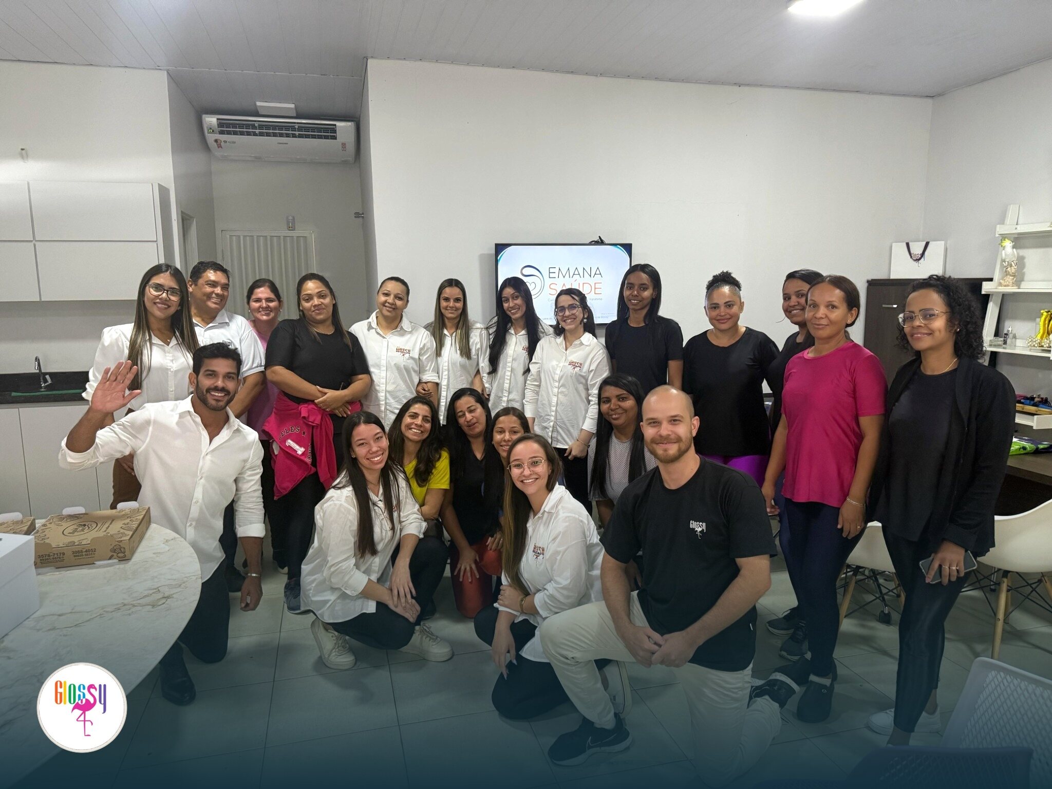 Equipe Glossy reunida com profissionais da Emana
