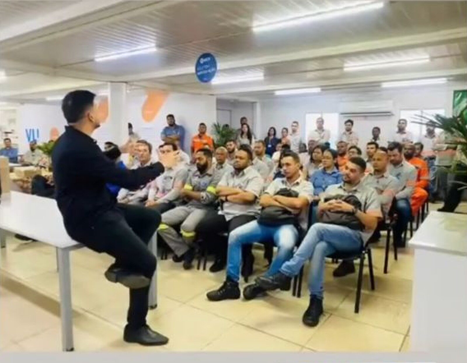 Emanuel Josue conduz ação de educação em saúde com trabalhadores da VLI